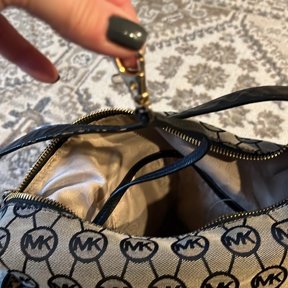 It is definitely used pocketbook ripped in side - Picture 5 of 6